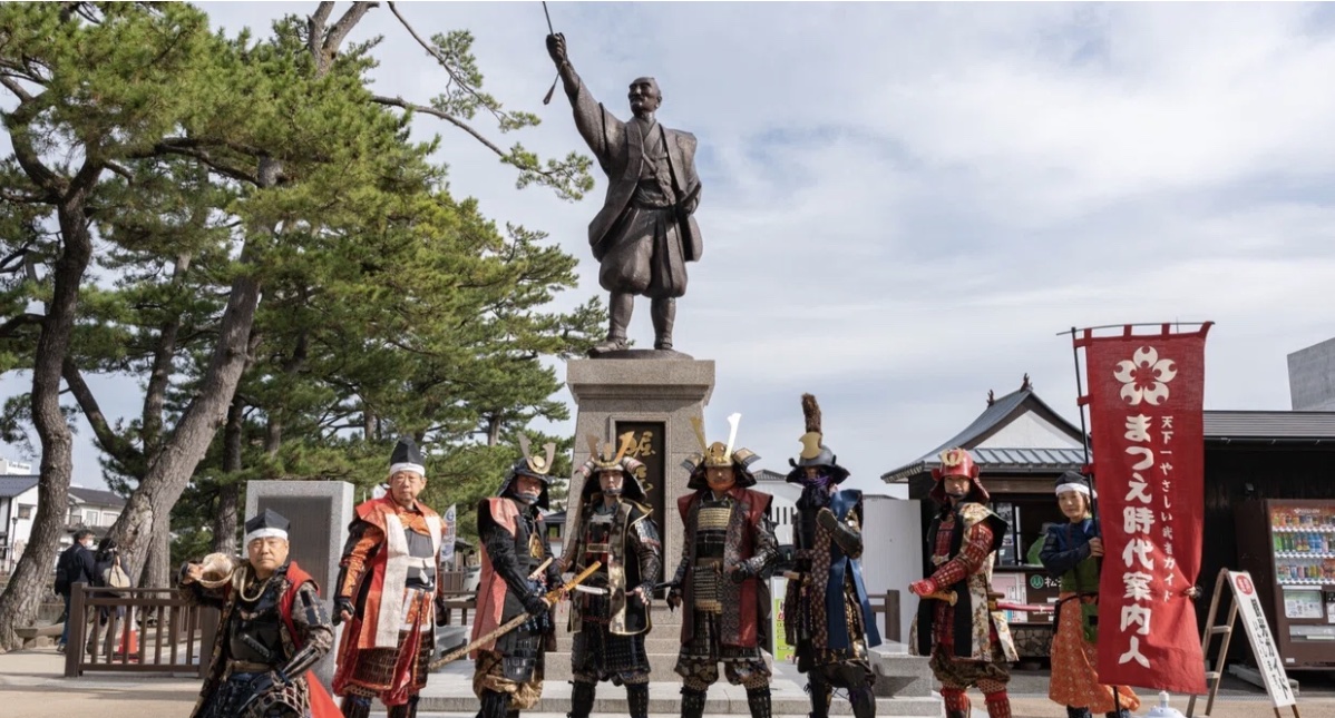 松江城前に勢揃いした、まつえ時代案内人の武者たち